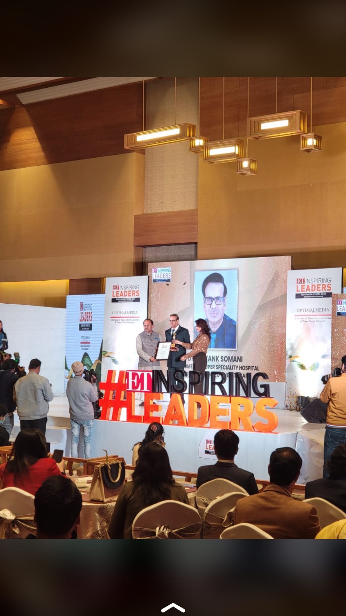 Dr. Mayank Somani receiving ET Inspiring Leaders Award